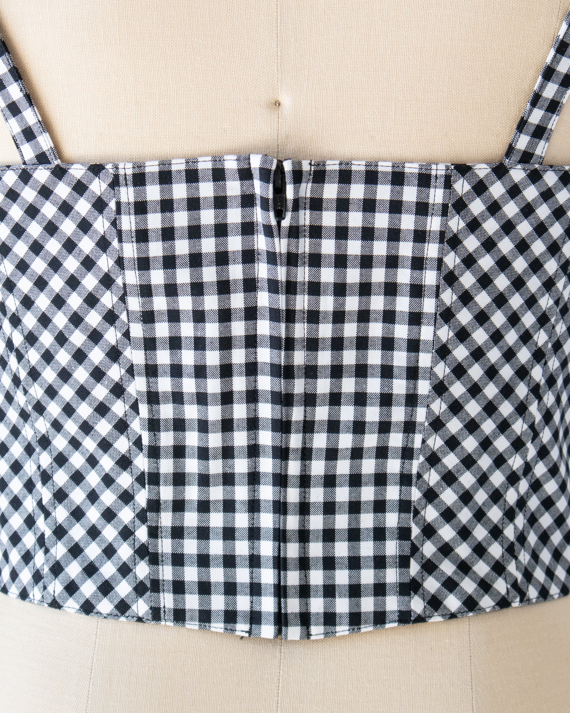 水玉とギンガム柄ビスチェのバックの詳細。コンシールファスナーあき。