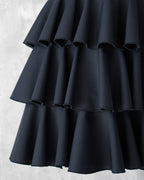 黒の３段ティアードフリルスカートのフリルのアップ。上品な光沢に肌触りの良い生地。