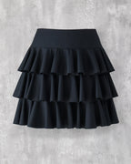 黒の３段ティアードフリルスカート。膝上丈。上品な光沢に肌触りの良い生地。
