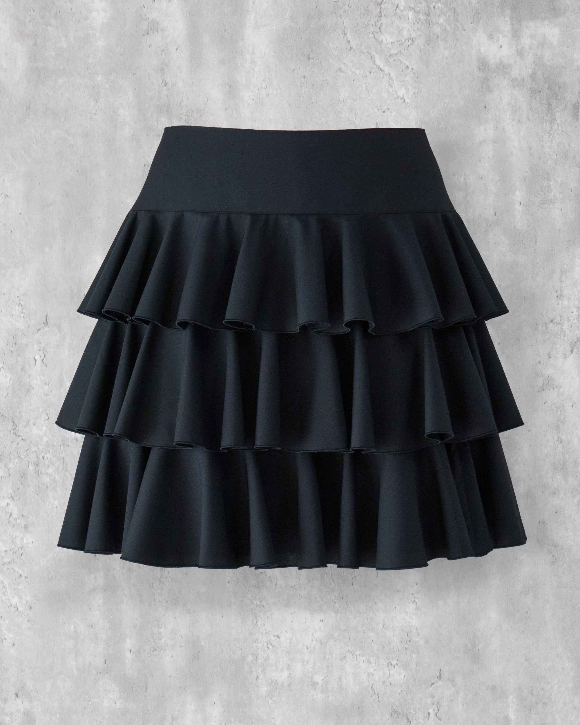 黒の３段ティアードフリルスカート。膝上丈。上品な光沢に肌触りの良い生地。