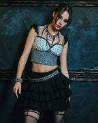 黒の３段ティアードフリルスカートと、水玉・ギンガム柄を組み合わせたビスチェを着たモデル写真。スタッズベルトや、エッジィなアクセサリーとのスタイリングでパンクに。